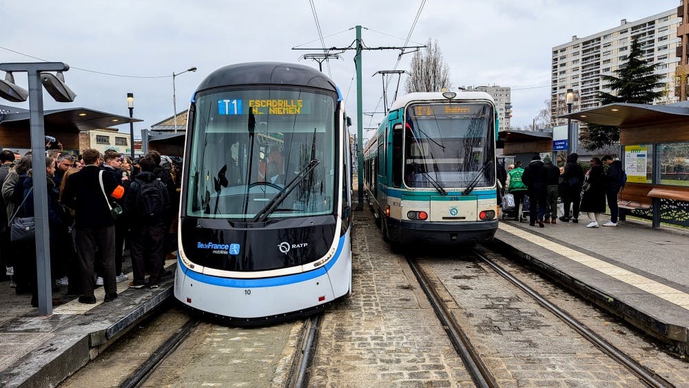 Le nouveau tramway TW20 à côté des anciennes rames du T1 © Île-de-France Mobilités